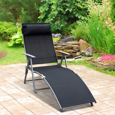 Schwarzer, klappbarer Liegestuhl mit Kissen, Maße 137x635x1005cm.