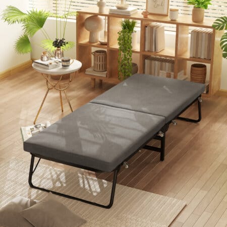 Ein dunkelgraues Klappbett und Gästebett 70x190cm mit Schaumstoffmatratze und Rollen.