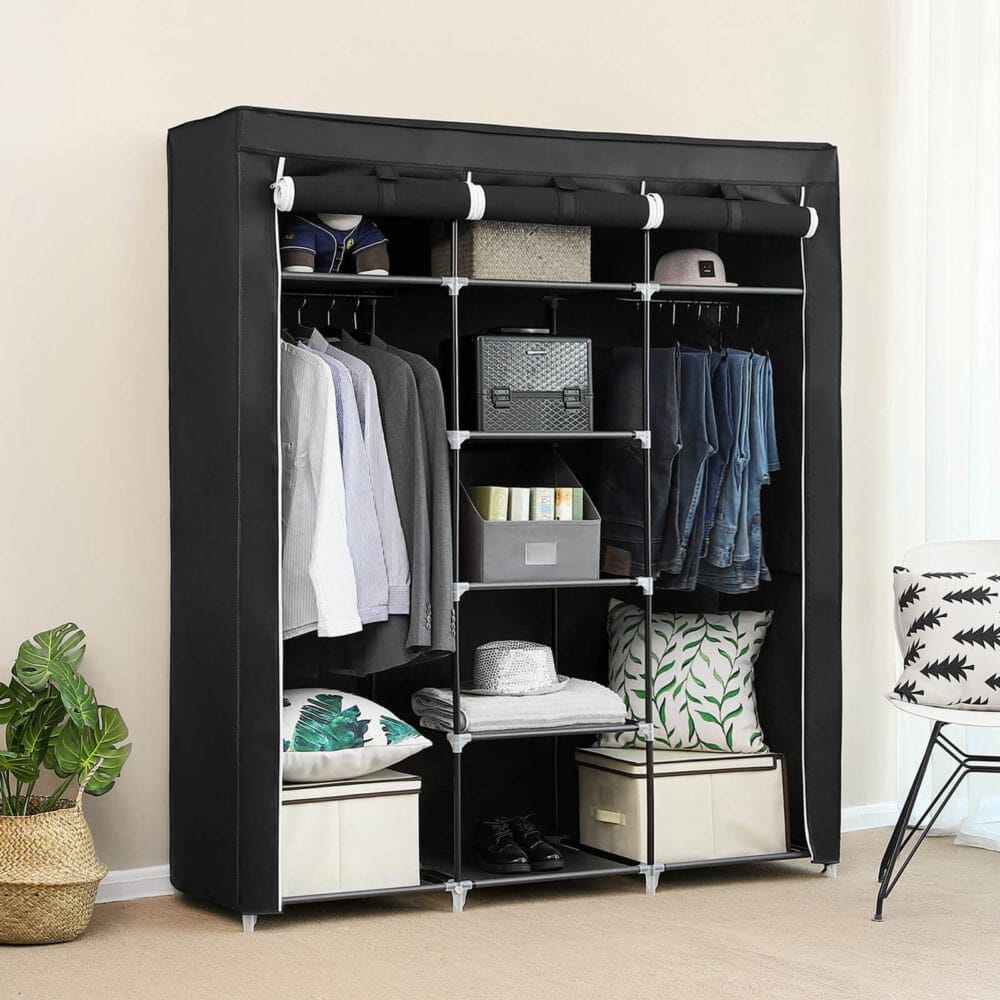 Schwarzer Stoffkleiderschrank mit großem Stauraum.