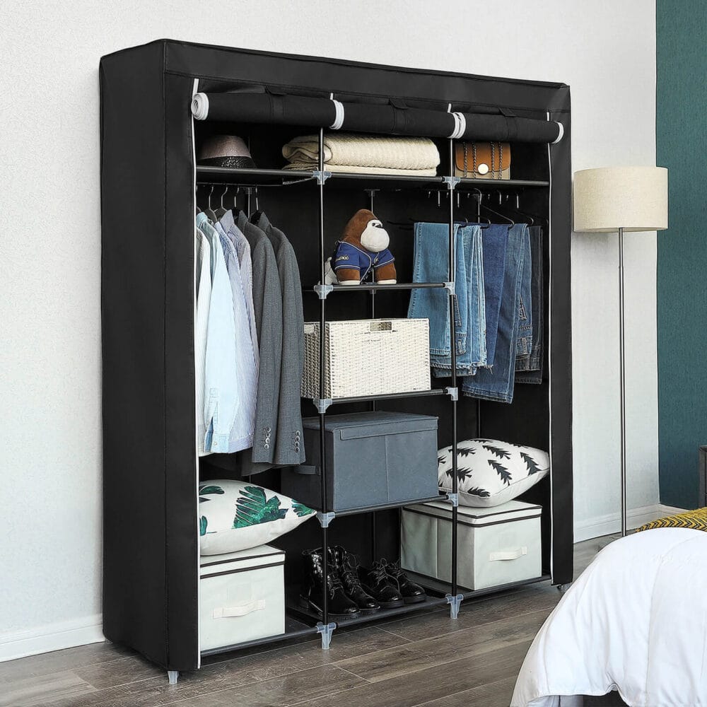 Schwarzer Stoffkleiderschrank mit großem Stauraum.