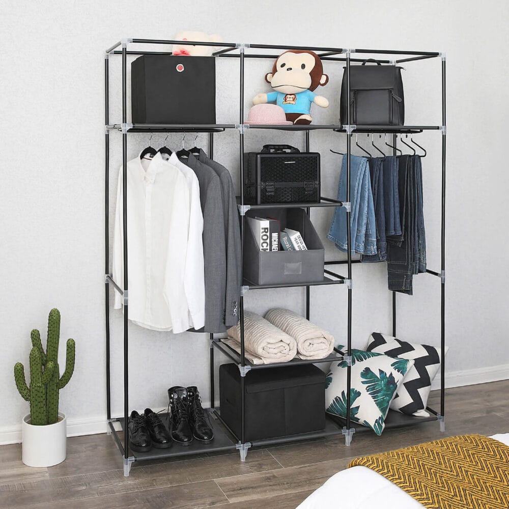 Schwarzer Stoffkleiderschrank mit großem Stauraum.