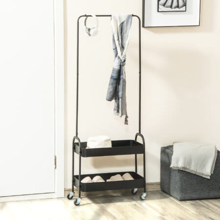 Ein schwarzer Kleiderständer auf Rollen mit Kleiderstange und Schuhablage, belastbar bis 16kg.