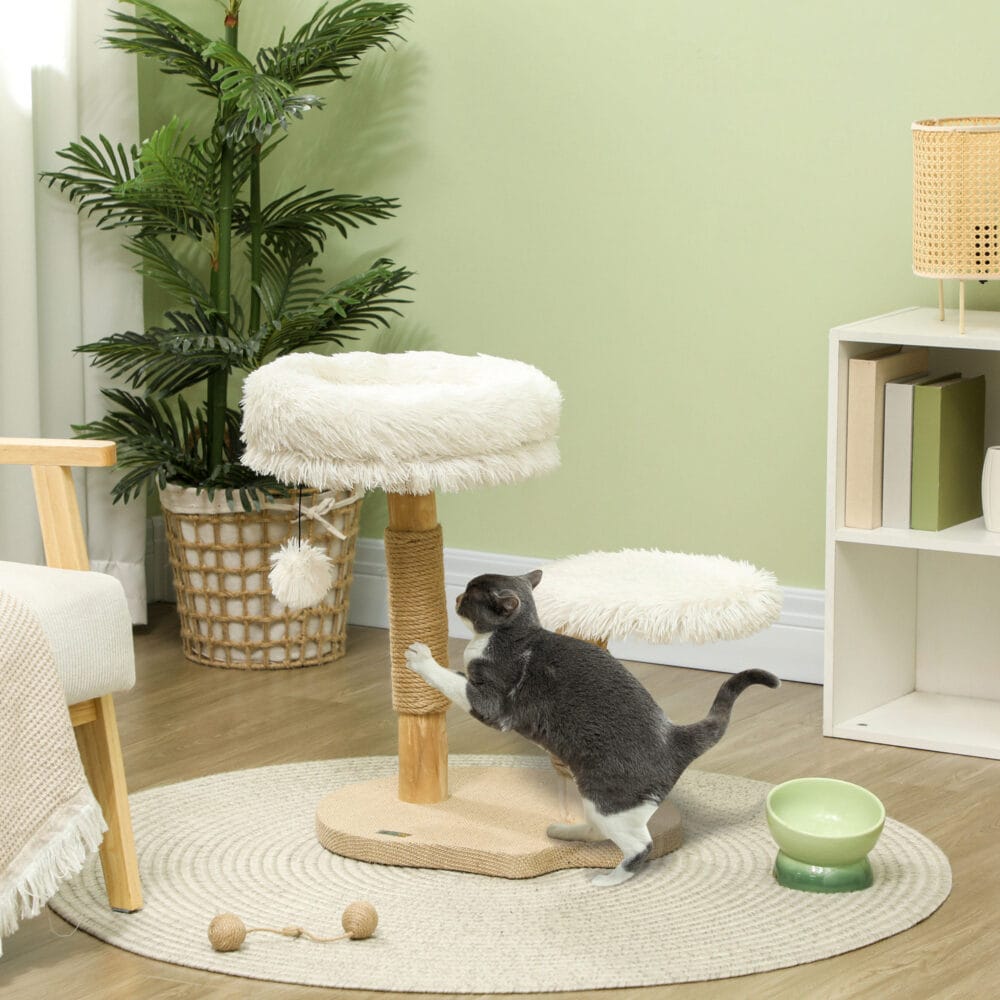 Weisser Kratzbaum mit Betten und Spielball, 61.5cm hoch, für Katzen bis 5kg, ein gemütlicher und unterhaltsamer Kratzplatz.