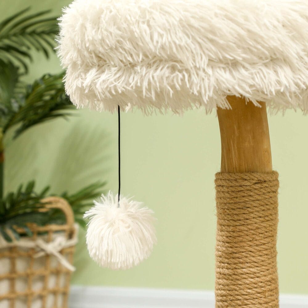 Weisser Kratzbaum mit Betten und Spielball, 61.5cm hoch, für Katzen bis 5kg, ein gemütlicher und unterhaltsamer Kratzplatz.