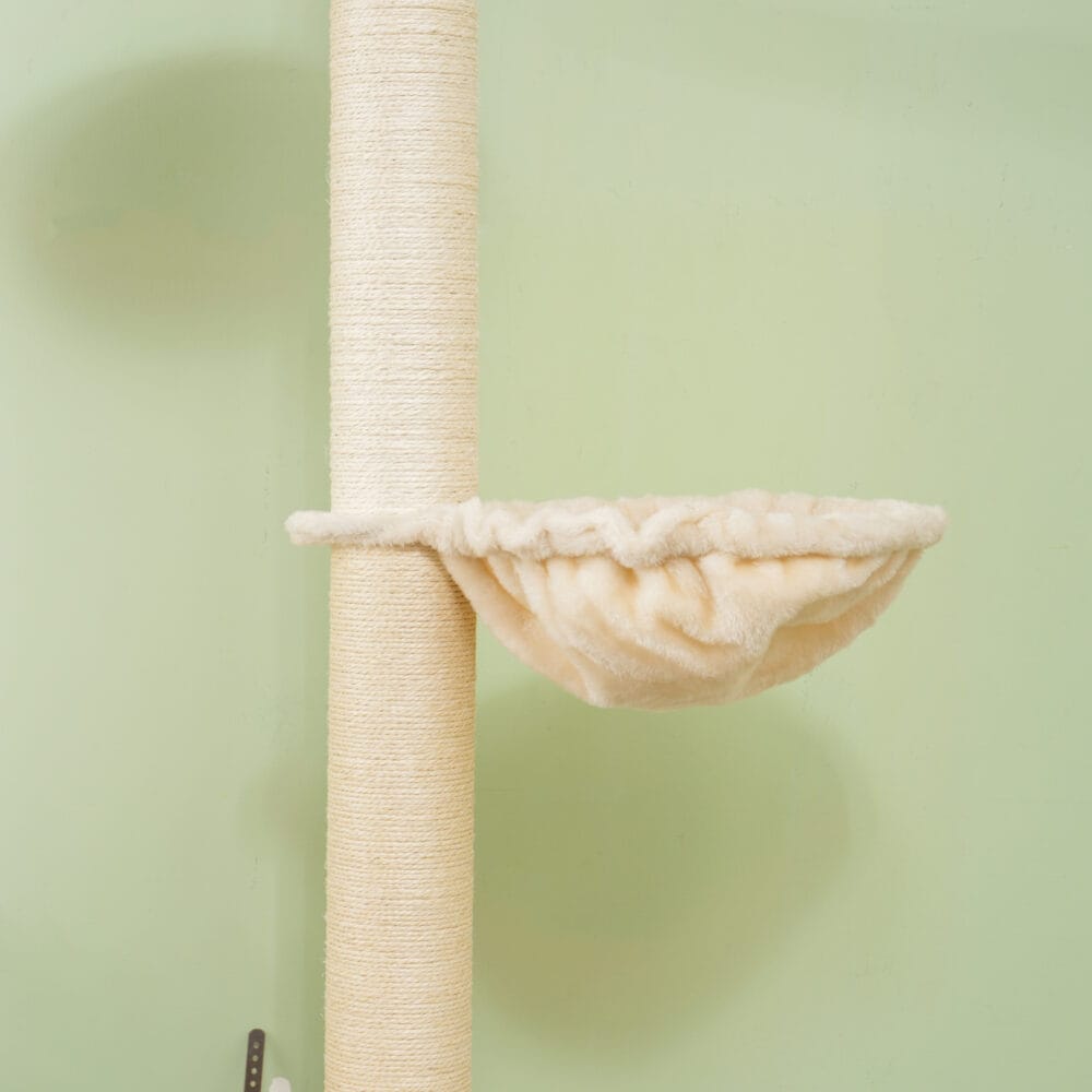 Deckenhoher Kratzbaum, 230-250cm hoch, in Eiche-Cremeweiss, mit Hängematte, ideal für Katzen, die gerne hoch klettern.