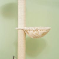 Deckenhoher Kratzbaum, 230-250cm hoch, in Eiche-Cremeweiss, mit Hängematte, ideal für Katzen, die gerne hoch klettern.