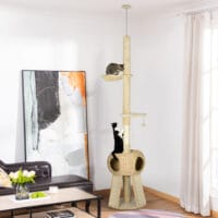 Beiger Kratzbaum mit Hängematte und Rampe, 225-255cm hoch, bietet Katzen vielfältige Kletter- und Entspannungsmöglichkeiten.