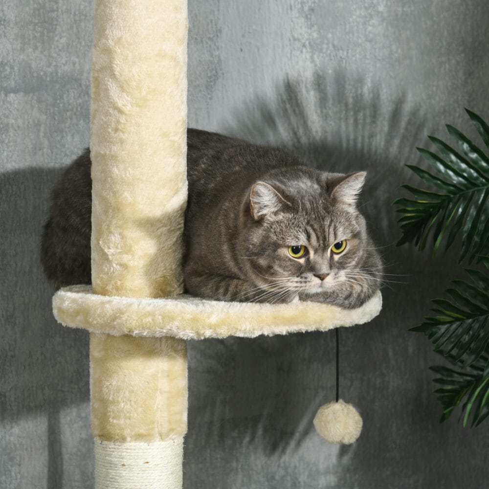 Beiger Kratzbaum mit Hängematte und Rampe, 225-255cm hoch, bietet Katzen vielfältige Kletter- und Entspannungsmöglichkeiten.