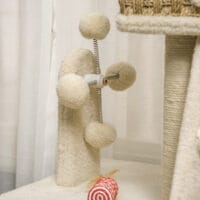 Beiger Kratzbaum mit Katzenhöhle und Spielbällen, 130cm hoch, bietet Katzen viel Platz zum Spielen, Schlafen und Beobachten.