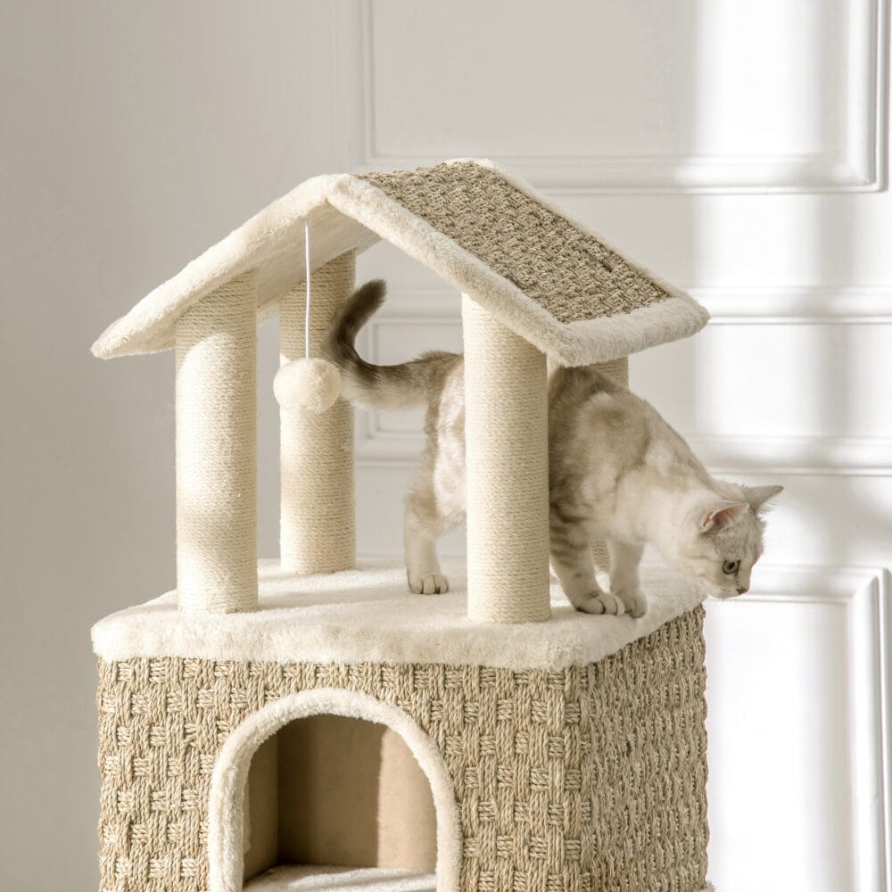 Beiger Kratzbaum mit Katzenhöhle und Spielbällen, 130cm hoch, bietet Katzen viel Platz zum Spielen, Schlafen und Beobachten.