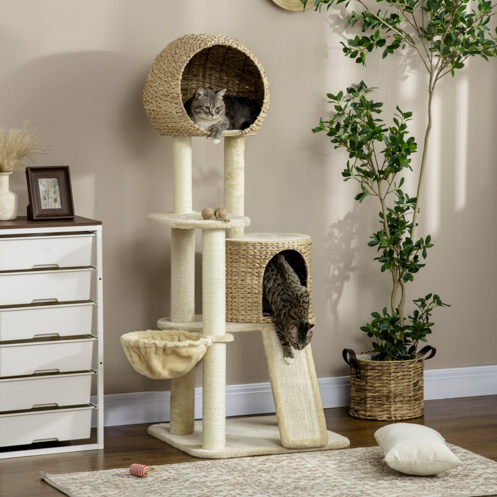 Beiger Kratzbaum mit Katzenhaus aus Rattan, 150cm hoch, eine stilvolle und robuste Kletter- und Kratzgelegenheit.