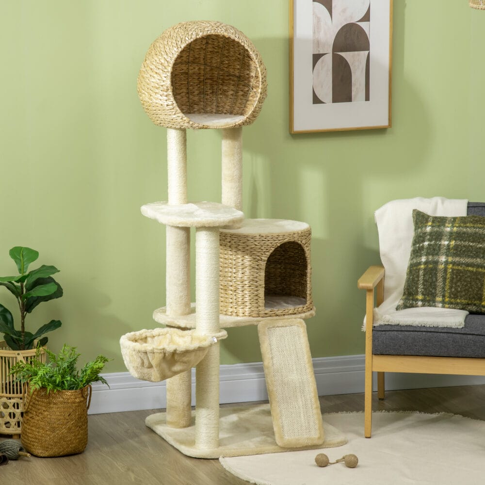 Beiger Kratzbaum mit Katzenhaus aus Rattan, 150cm hoch, eine stilvolle und robuste Kletter- und Kratzgelegenheit.