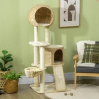 Beiger Kratzbaum mit Katzenhaus aus Rattan, 150cm hoch, eine stilvolle und robuste Kletter- und Kratzgelegenheit.