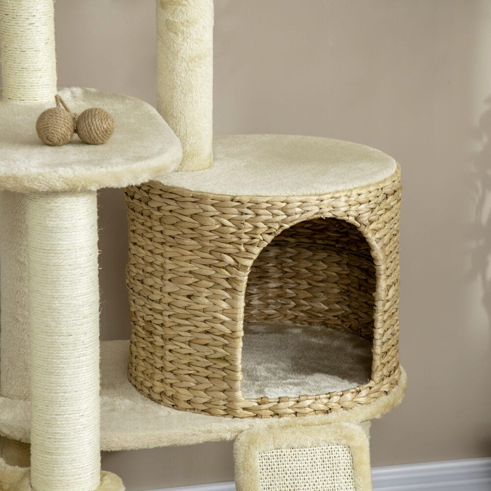 Beiger Kratzbaum mit Katzenhaus aus Rattan, 150cm hoch, eine stilvolle und robuste Kletter- und Kratzgelegenheit.