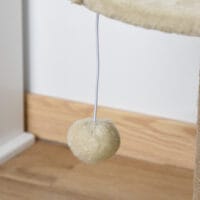 Cremeweisser Kratzbaum für kleine Katzen mit integriertem Spielball, 49cm hoch, ideal für erste Klettererfahrungen.