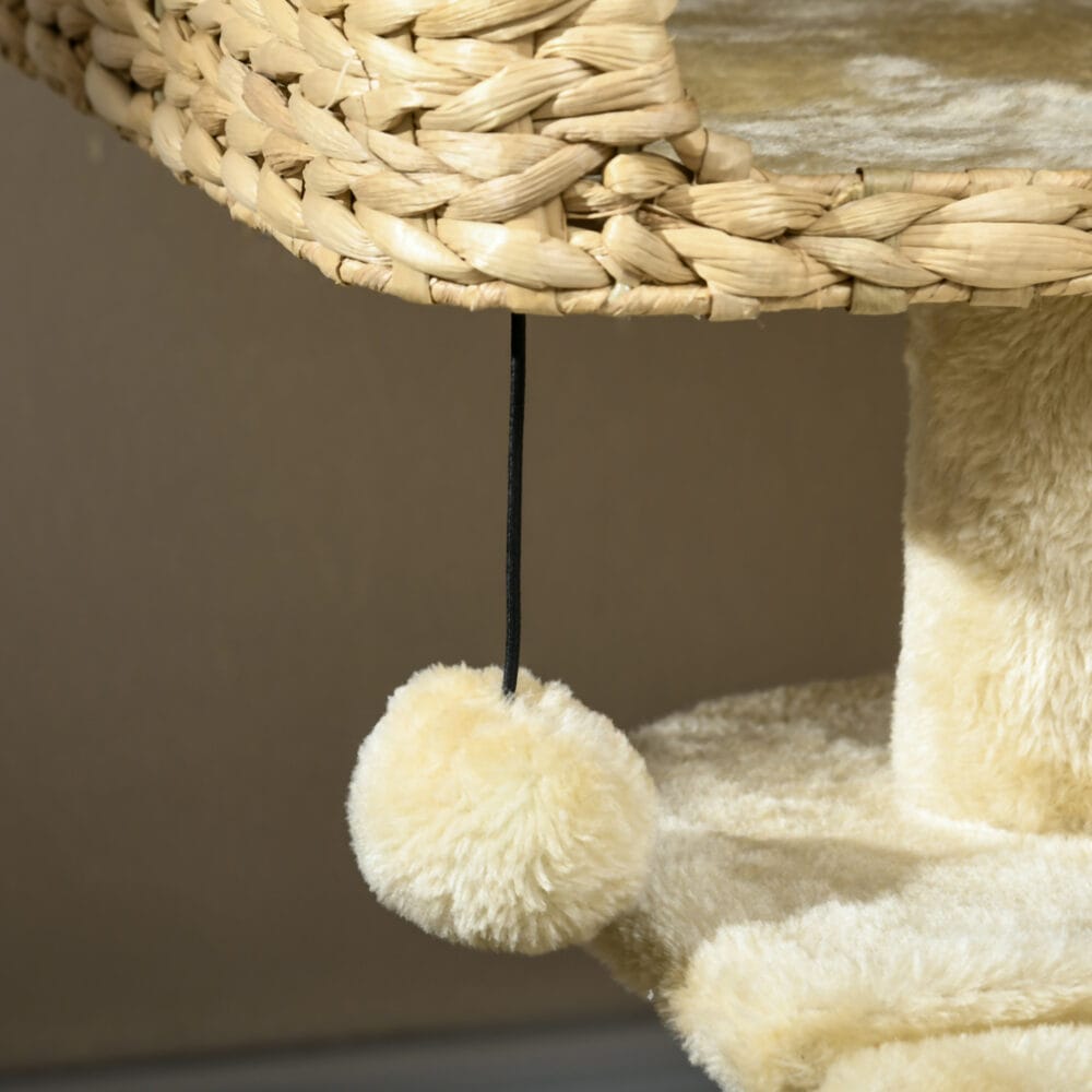 Beiger Kratzbaum mit Spielball und Sisal-Stämmen, 98cm hoch, fördert das Spiel und die Krallenpflege.