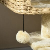 Beiger Kratzbaum mit Spielball und Sisal-Stämmen, 98cm hoch, fördert das Spiel und die Krallenpflege.