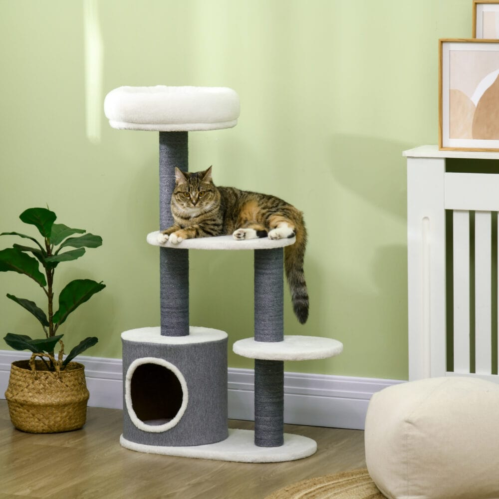 Stabiler Kratzbaum in Grau und Weiss mit drei Plattformen und integrierter Katzenhöhle, bietet Katzen viel Platz zum Klettern und Entspannen.