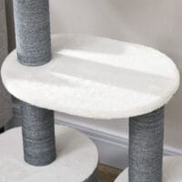 Stabiler Kratzbaum in Grau und Weiss mit drei Plattformen und integrierter Katzenhöhle, bietet Katzen viel Platz zum Klettern und Entspannen.