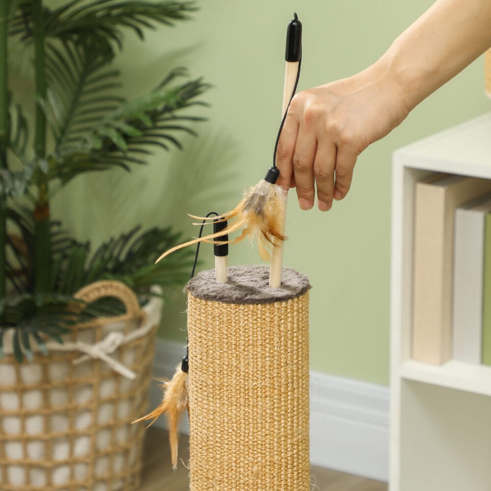 Brauner 2-in-1 Kratzstamm aus Jute mit Feder-Spielzeug, 78cm hoch, ideal zum Kratzen und Spielen.