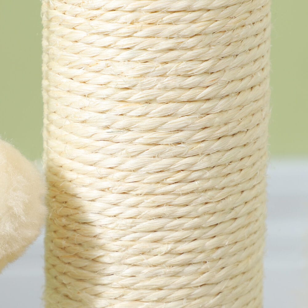 Sisal-Kratzstamm mit Kugelbahn und Spielball, 4-in-1 Design, bietet vielfältige Beschäftigungsmöglichkeiten für Katzen.