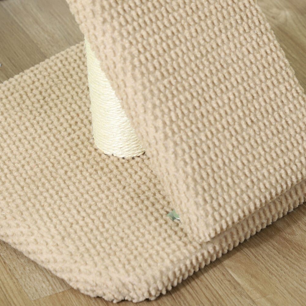 Cremeweisser Sisal-Kratzstamm mit Spielball, 54cm hoch, ideal für kleine Katzen und zum Krallenwetzen.