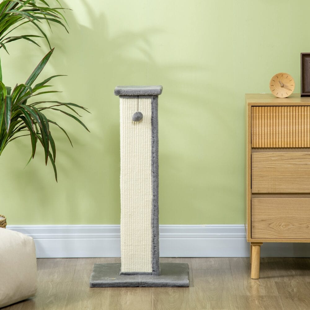 Grau-cremefarbener Sisal-Kratzstamm mit integriertem Spielball, 81cm hoch, perfekt zum Krallenwetzen und Spielen.