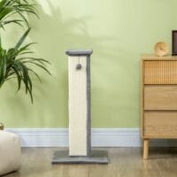 Grau-cremefarbener Sisal-Kratzstamm mit integriertem Spielball, 81cm hoch, perfekt zum Krallenwetzen und Spielen.