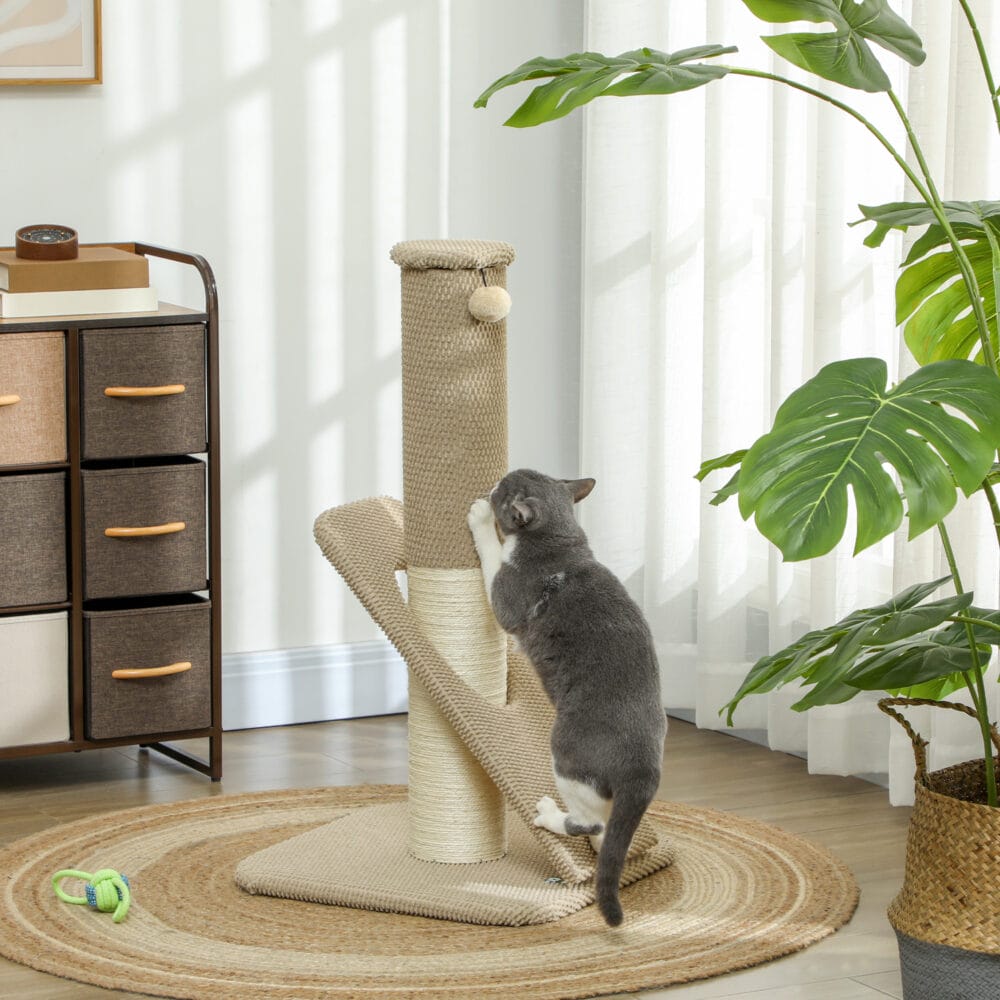 Cremeweisser Sisal-Kratzstamm mit Spielball für den Innenbereich, 84cm hoch, bietet Katzen eine ideale Möglichkeit zum Kratzen.