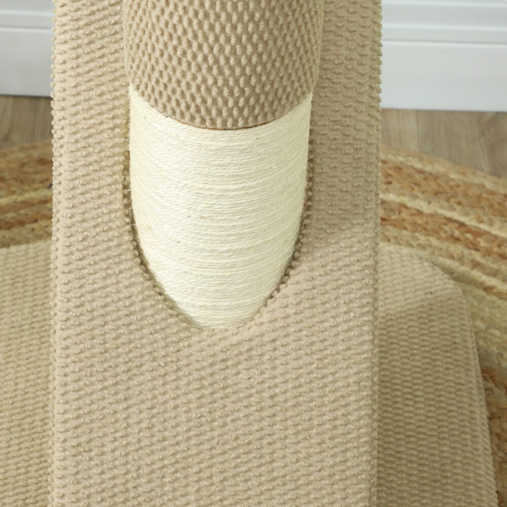 Cremeweisser Sisal-Kratzstamm mit Spielball für den Innenbereich, 84cm hoch, bietet Katzen eine ideale Möglichkeit zum Kratzen.
