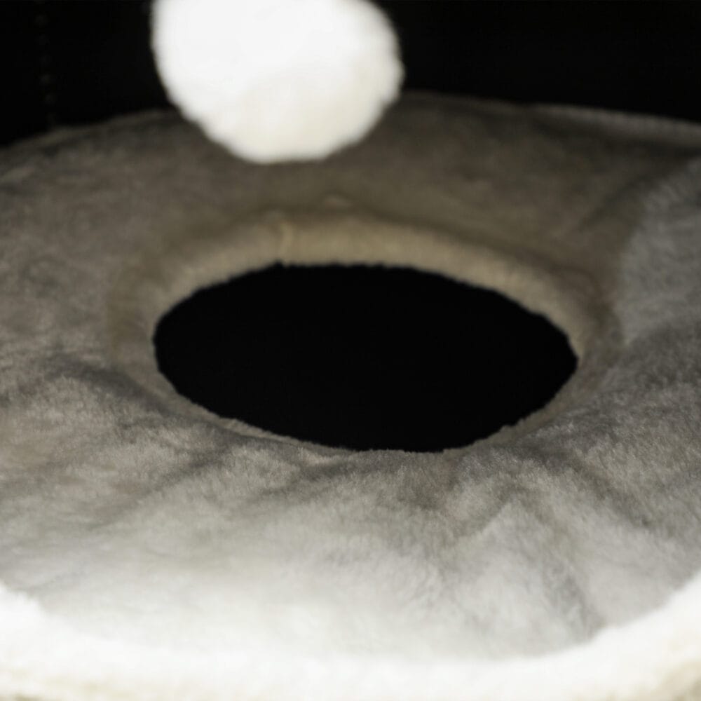 Beige-cremeweisse Kratztonne mit drei Höhlen aus Sisal, 100cm hoch, für Katzen bis 6kg, ein grosser und vielseitiger Kratz- und Schlafplatz.