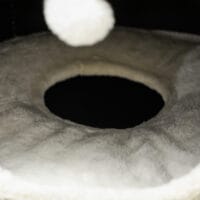 Beige-cremeweisse Kratztonne mit drei Höhlen aus Sisal, 100cm hoch, für Katzen bis 6kg, ein grosser und vielseitiger Kratz- und Schlafplatz.