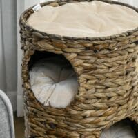 Dunkelbraune Kratztonne mit drei Höhlen aus Wasserhyazinthe, 73cm hoch, ein natürlicher und beliebter Kratz- und Schlafplatz.