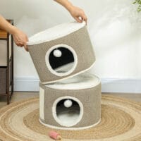 Dunkelgraue Kratztonne mit Höhle aus Sisal, 56cm hoch, für Katzen bis 5kg, bietet ausreichend Platz zum Verstecken.
