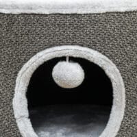 Dunkelgraue Kratztonne mit Höhle aus Sisal, 30cm hoch, für Katzen bis 5kg, ein kleiner, aber feiner Rückzugsort.
