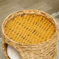 Hellbraune Kratztonne aus Wasserhyazinthe mit zwei Höhlen, 50cm hoch, belastbar bis 35kg, ideal für Katzen zum Kratzen und Verstecken.