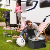 Kühlbox für Auto, 40L, mit LED, tragbar und leistungsstark, Farbe Grau & Schwarz.