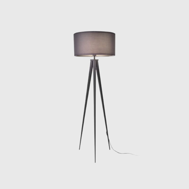 Moderne Stehlampe mit schlankem Metallgestell und einem stilvollen Lampenschirm. Die Lampe sorgt für angenehmes, indirektes Licht und eignet sich perfekt als Akzentbeleuchtung in Wohnzimmer oder Arbeitszimmer. Das minimalistische Design passt zu verschiedenen Einrichtungsstilen und fügt sich harmonisch in den Raum ein.