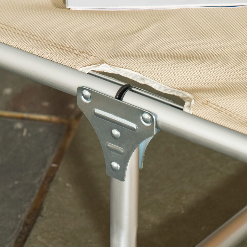 Beige Gartenliege aus Aluminium mit 5-facher Verstellung.