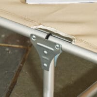 Beige Gartenliege aus Aluminium mit 5-facher Verstellung.