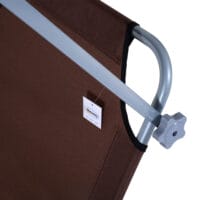 Brauner, klappbarer Liegestuhl mit Sonnenschutz.