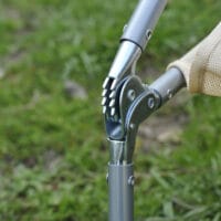 Cremefarbener, wetterfester und klappbarer Liegestuhl für den Außenbereich.