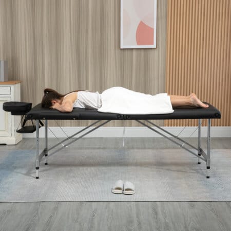 Eine schwarze Massageliege, klappbar, mit 7 Zonen und höhenverstellbar.