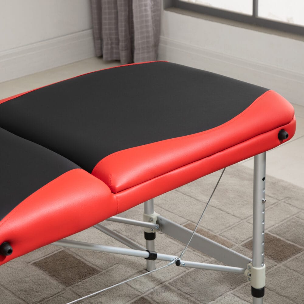 Klappbare Massageliege, höhenverstellbar und aus Aluminium. Ideal für Physiotherapie und Wellness zu Hause oder unterwegs.