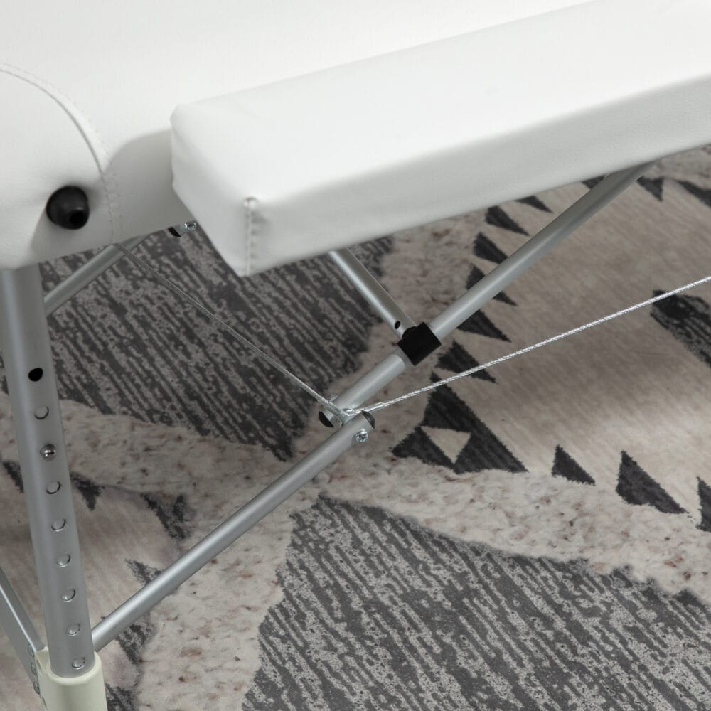 Klappbare Massageliege, höhenverstellbar, perfekt für Spa- und Salonanwendungen, in elegantem Weiss.