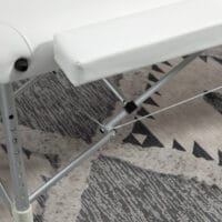 Klappbare Massageliege, höhenverstellbar, perfekt für Spa- und Salonanwendungen, in elegantem Weiss.