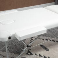 Klappbare Massageliege, höhenverstellbar, perfekt für Spa- und Salonanwendungen, in elegantem Weiss.