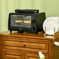 Ein kleiner schwarzer Backofen mit 10 Litern Fassungsvermögen, 750W Leistung und einem 60-Minuten-Timer.