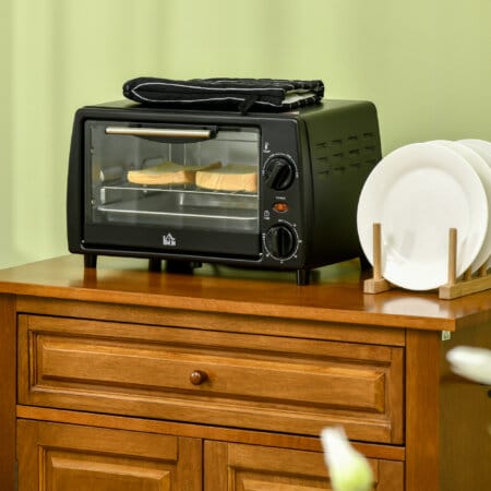 Ein kleiner schwarzer Backofen mit 10 Litern Fassungsvermögen, 750W Leistung und einem 60-Minuten-Timer.