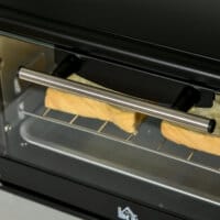 Ein kleiner schwarzer Backofen mit 10 Litern Fassungsvermögen, 750W Leistung und einem 60-Minuten-Timer.